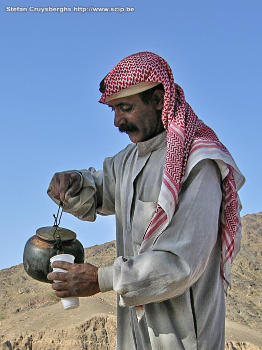 Guide in Al Foron One of our guides serving some thee Stefan Cruysberghs